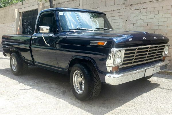 1967_Ford_F-100_Blue