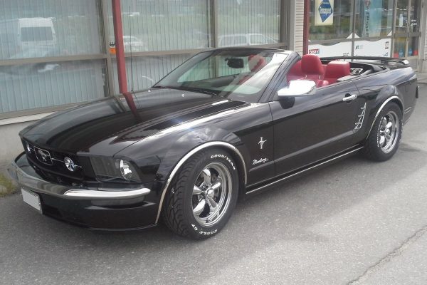 2005_Ford_Mustang_Black