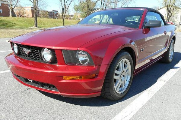 2005_Ford_Mustang_Red