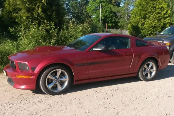 2006_Ford_Mustang_Red
