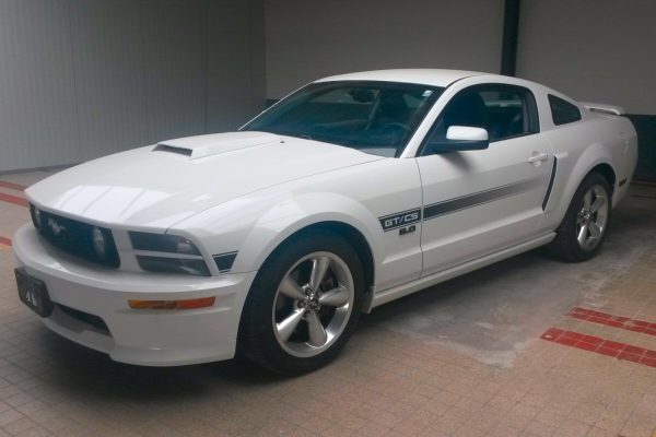 2008_Ford_Mustang_White