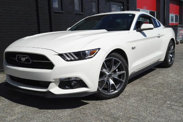 2015_Ford_Mustang_White